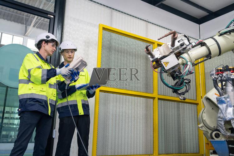 智能工廠的守護(hù)者 自動化機(jī)器臂系統(tǒng)的幕后團(tuán)隊(duì)